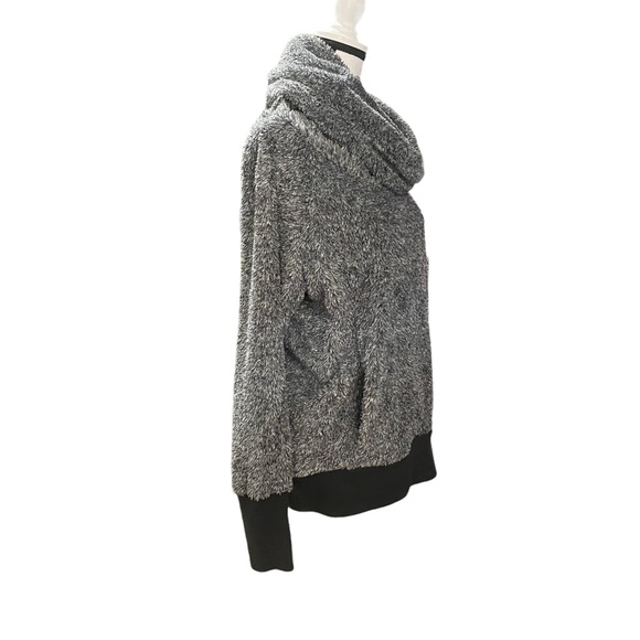 Te Verde Grey Cowl Neck Fleece Eyelash
Pullover Sweater Size M - Picture 7 of 16
